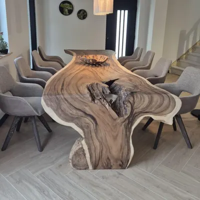Unieke boomstamtafels van massief suarhout.