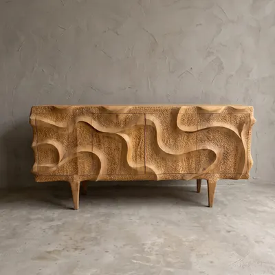 Morpheus combineert vloeiende golven met fijner bewerkt hout ertussen.