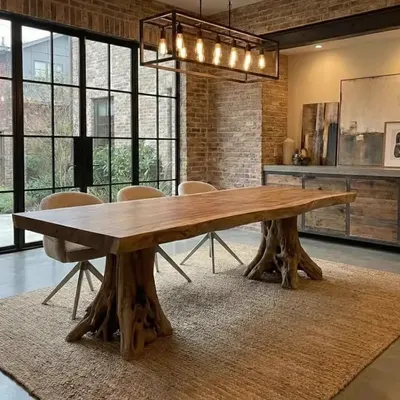 Haal de ongerepte natuur in huis met deze adembenemende Suar eetkamertafel met wortelpoten.