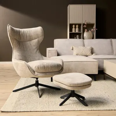 Fauteuil Olivia van Starfurn is een draaibare stoel met een stoffen bekleding in taupe en een zwart metalen onderstel, g