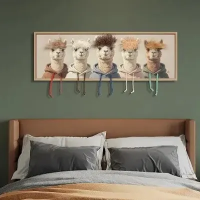 De alpacaclub geeft een groep alpaca’s een plek in een langgerekt dierenportret met textiele accenten.