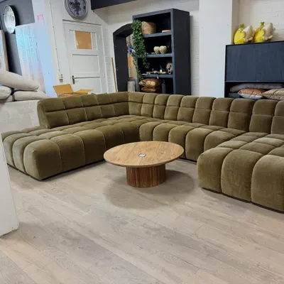 Aankomend weekend showroom sale met veel loungebanken tafels en fauteuils direct leverbaaar uit de showroom 🚚 In onze k