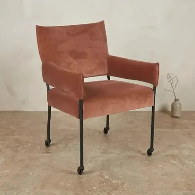 Eetkamerstoel Imke | Terracotta in jouw materiaal Deze eetkamerstoel wordt op bestelling gemaakt in het materiaal dat ji