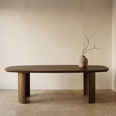 Eettafel Maré Brown van Starfurn is een ruime eettafel van 240 cm, gemaakt van massief mangohout in een warme bruine tin