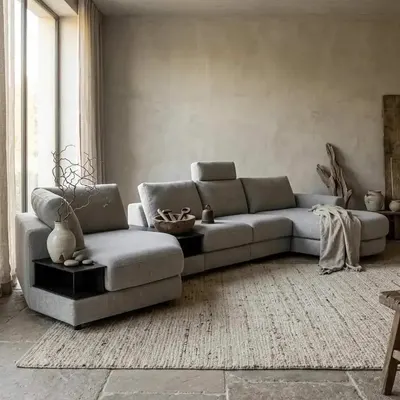 De Hoekbank Mirable van DFM is een uitzonderlijk comfortabele lounge stoffen hoekbank die luxe zitcomfort, slimme maatwe