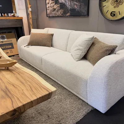 4 zits bank 280cm in sterke stof Lodge direct leverbaar voor €1395,00.