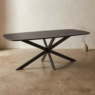 De Starfurn Eettafel Elegance Black, vervaardigd uit mangohout en metaal, biedt een stijlvolle en duurzame basis voor uw