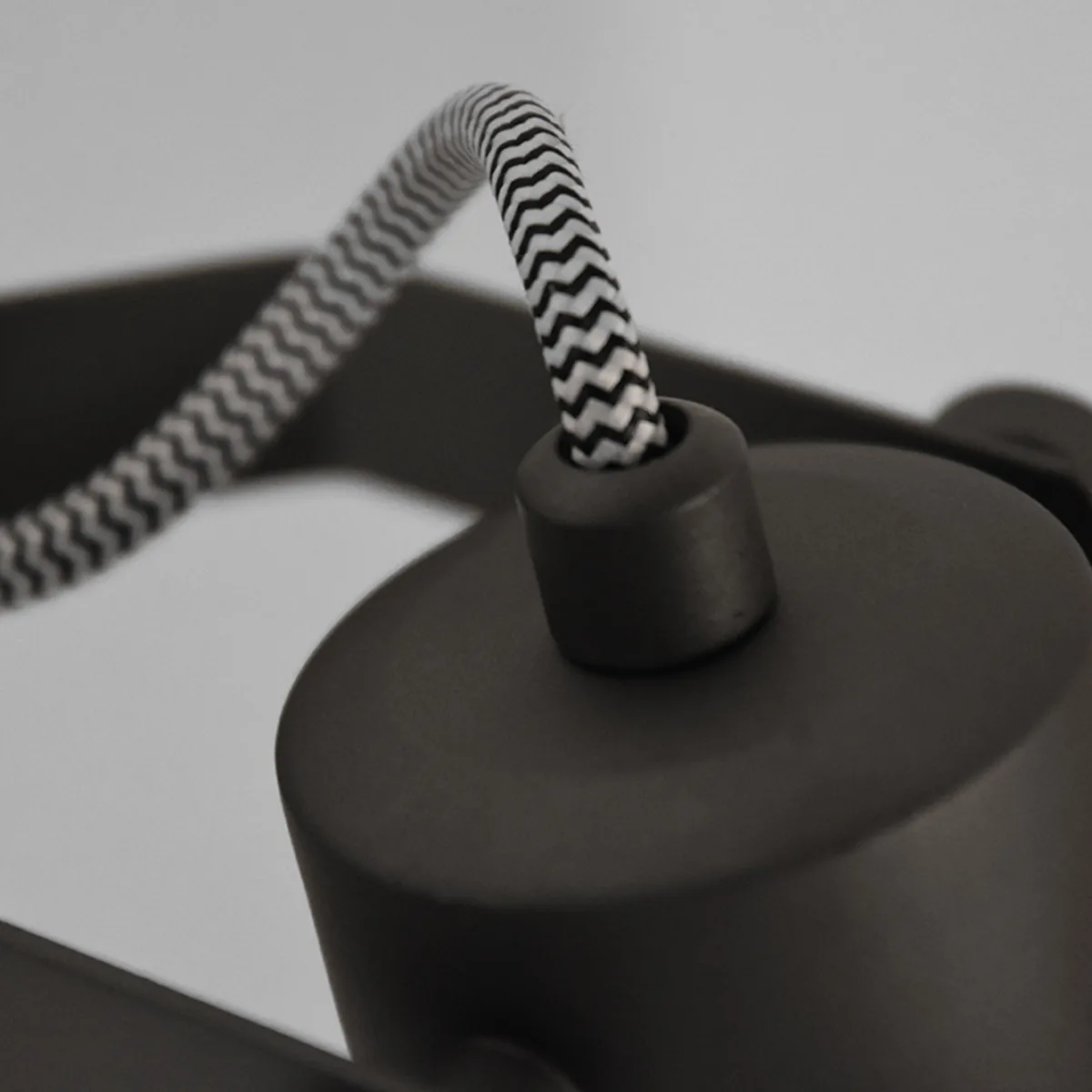 LABEL51 Wandlamp Bow M in Burned Steel, detail 5