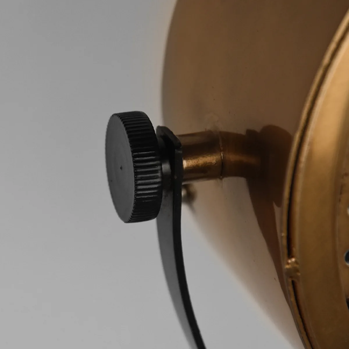 LABEL51 Tafellamp Muse in Antiek Goud, detail 3
