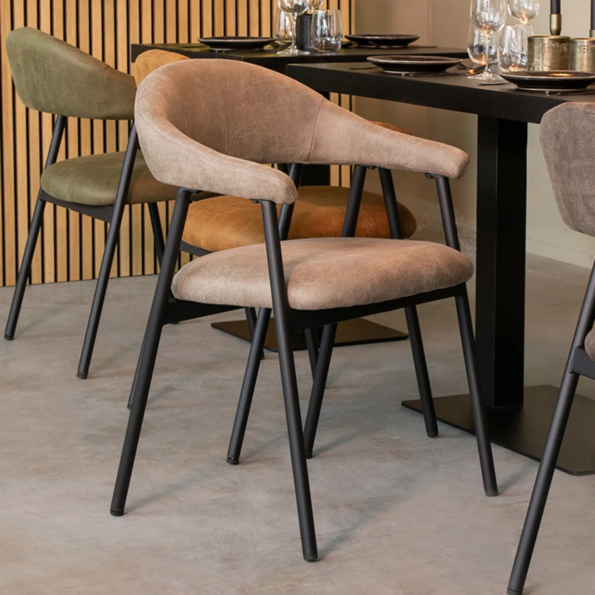 LABEL51 Esszimmerstuhl Amaze zwart metaal in Microsuede Taupe