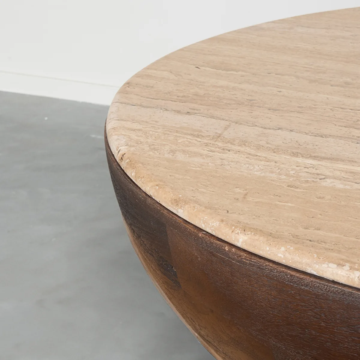 LABEL51 Salontafel Bowl 90 cm, rond in Espresso travertin, detail 2