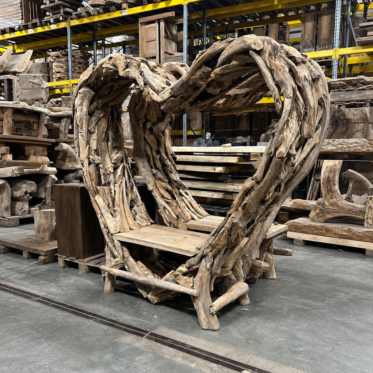 Herzbank aus massivem Recycling-Teakholz - World of Brosi
