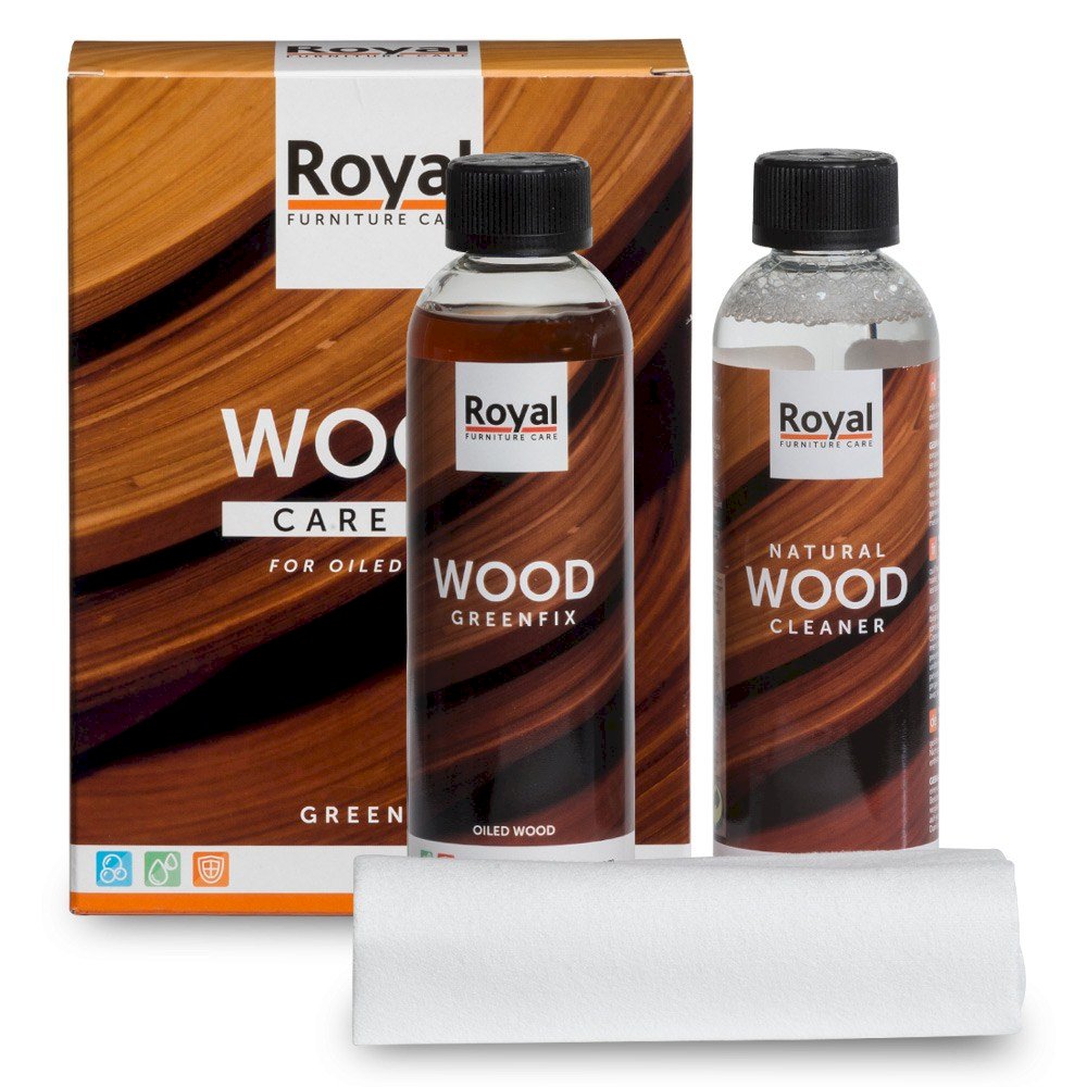 Zwei Flaschen Oranje Furniture Care Greenfix & Cleaner und ein Tuch, stehend vor der Produktverpackung auf weißem Hintergrund