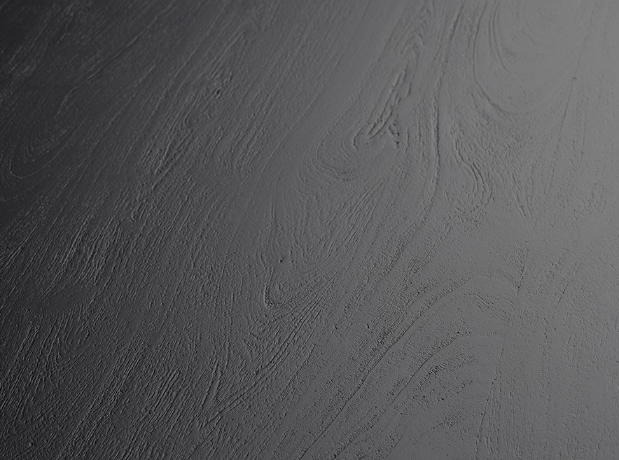 Nahaufnahme der Tischplatte des Esstisch Dänisch oval 230, Acacia Black, mit der Holzmaserung - MySons
