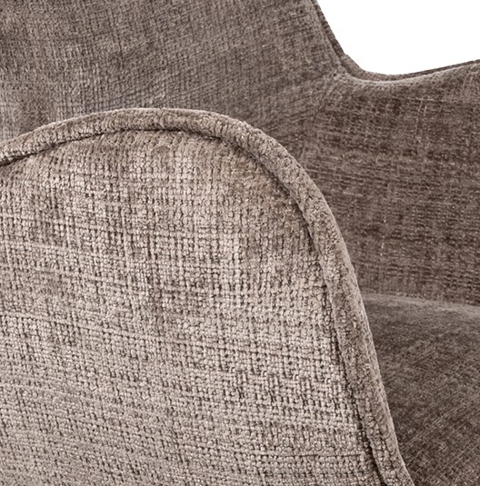 Nahaufnahme des Alicia Esszimmerstuhls mit der Textur des Cremona Fur 24 Stoffes und der Paspelierung - MySons