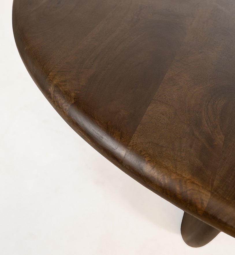 Detailansicht des runden Couchtisch Ø60, H45 aus der Belly Table Collection, mit dunklem Mangoholz - MySons
