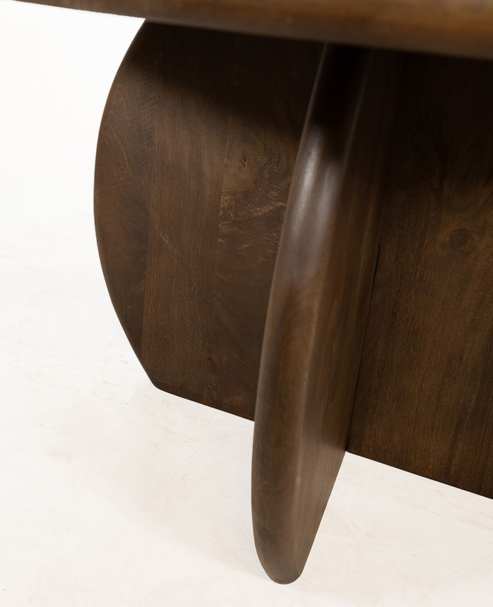 Nahaufnahme der dunkelbraunen Holzbeine des Esstisch Ø130, Mango Brown Walnut, Belly Table Collection - MySons