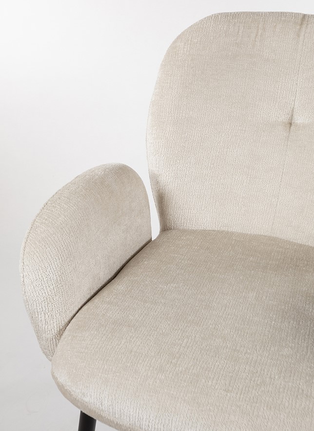 Detail des Bobby Esszimmerstuhls, mit einer Nahaufnahme der Sitzfläche und Armlehne in Ivory 02 - MySons