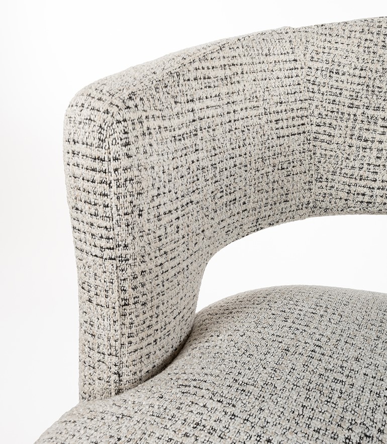 Nahaufnahme des Bruce Barstuhls drehbar 360 in Coco Salt 'n Pepper 80, mit Fokus auf die Stofftextur und die Rundung der Rückenlehne - MySons