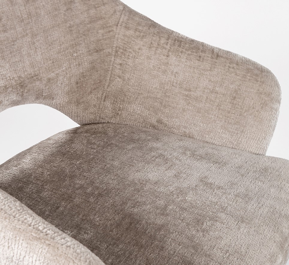 Nahaufnahme der Sitzfläche und Rückenlehne des Carmen Barstuhls, mit der Textur des Perfect Harmony Liver 04 Stoffes - MySons