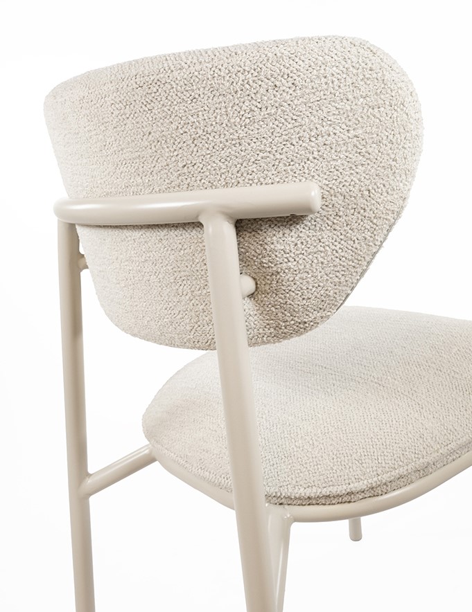 Nahaufnahme der Rückenlehne und des Sitzes des Didi Esszimmerstuhl - Beige Rahmen - Gear - Shell 196 auf weißem Hintergrund - MySons
