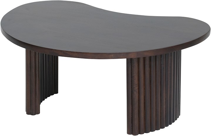 Der Firenze Couchtisch 85, Bohnenform, Mango Brown Walnut, steht auf weißem Hintergrund, aus niedriger Perspektive aufgenommen - MySons
