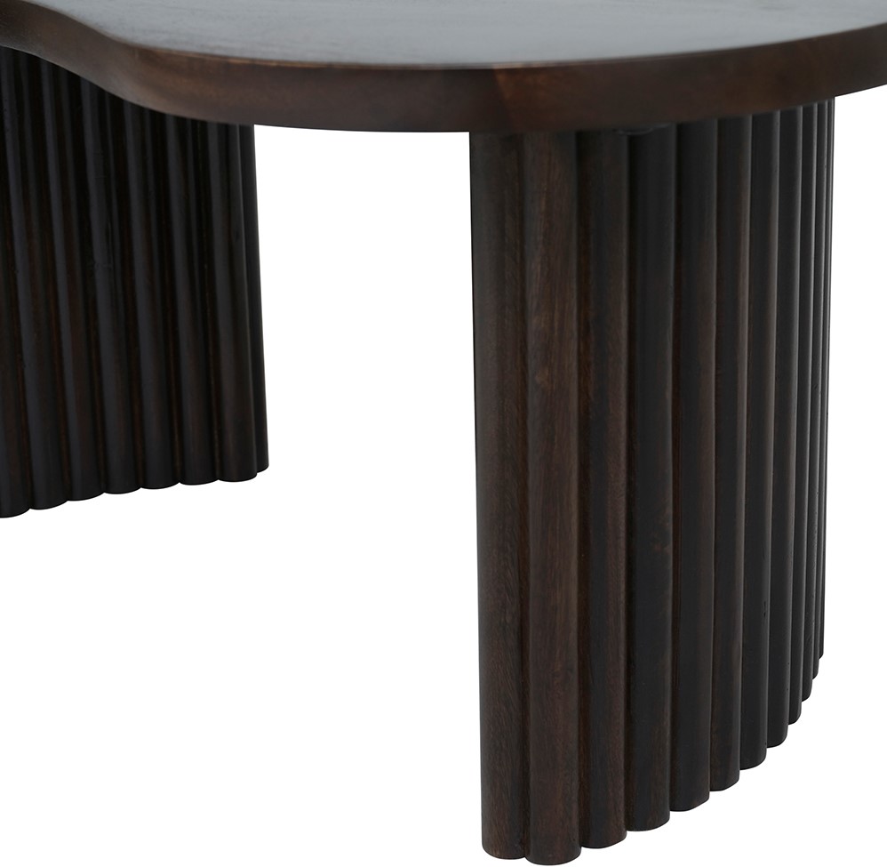 Detailaufnahme des Firenze Couchtisch 125, Bohnenform, Mango Brown Walnut, mit dem geriffelten Bein und der Tischplatte - MySons