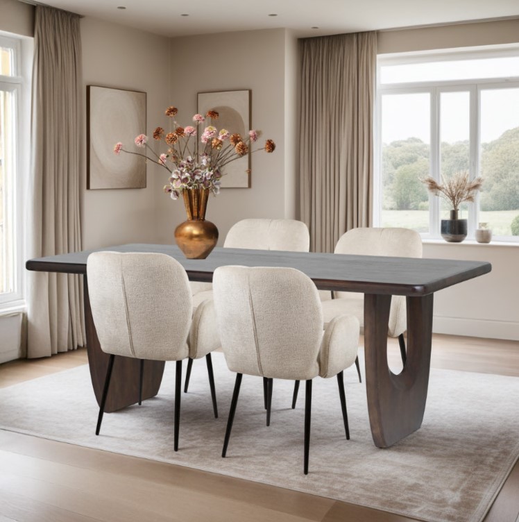 Esstisch 200, Mango Brown Walnut in einem hellen Esszimmer mit beigen Stühlen und Blumen - MySons