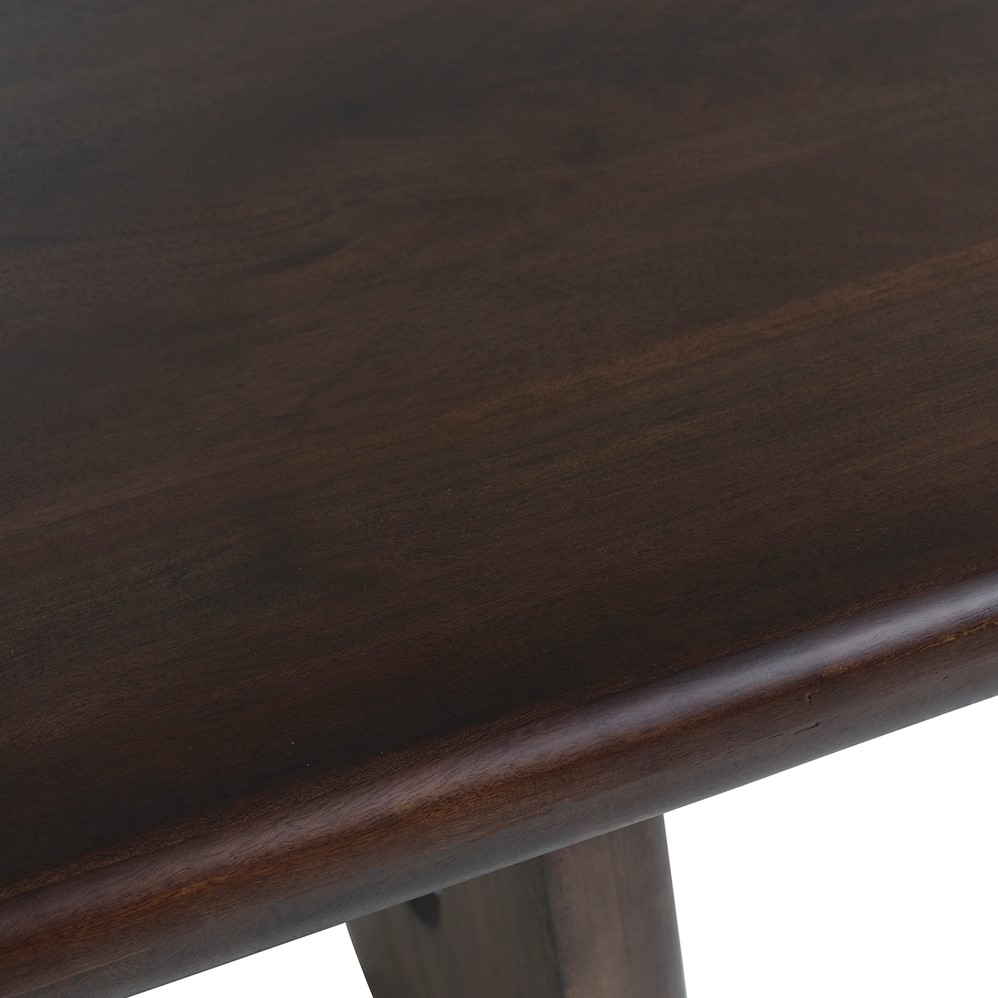 Nahaufnahme der dunkelbraunen Tischplatte und der abgerundeten Kante des Esstisch 220, Mango Brown Walnut - MySons