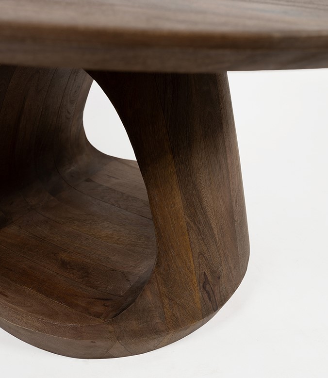 Detailaufnahme des Bremen Couchtisch, mit Fokus auf das dunkle, gewellte Holzbein und die Tischplatte - MySons