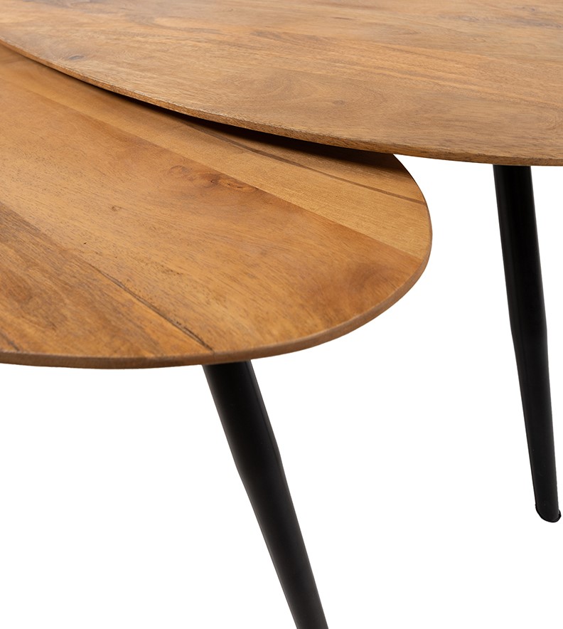 Detail der zwei organischen Kassel Couchtische, mit Fokus auf die Holzplatten und schwarzen Beine - MySons
