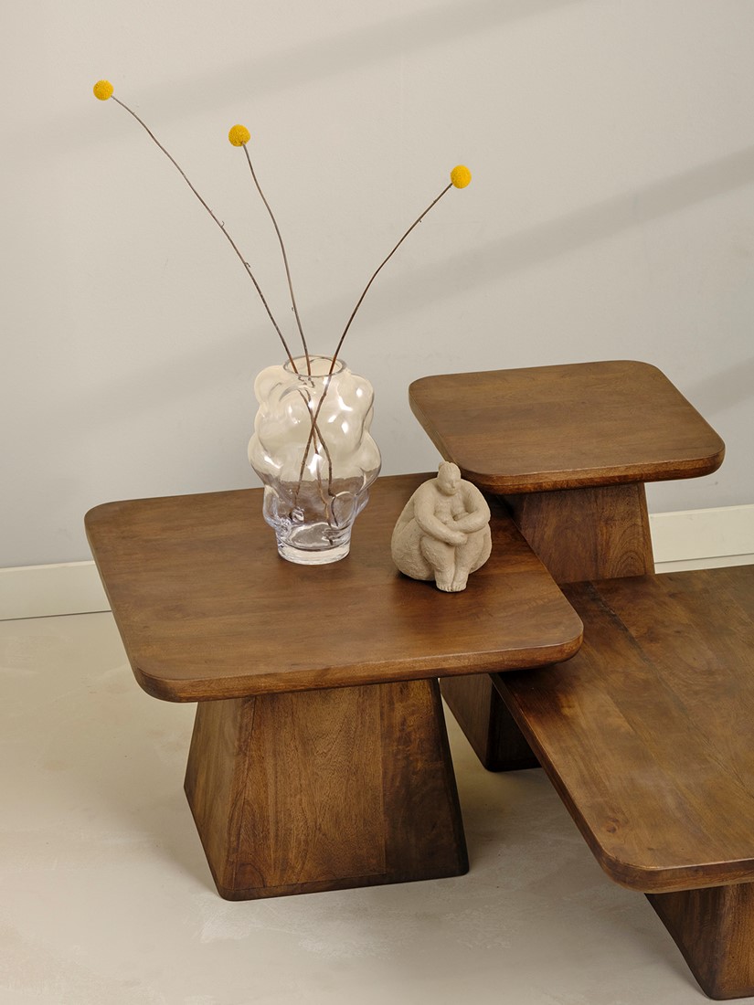 Drei Beistelltische 40, Mango Brown Walnut in einer Studio-Umgebung mit Dekoration, aus niedriger Perspektive - MySons