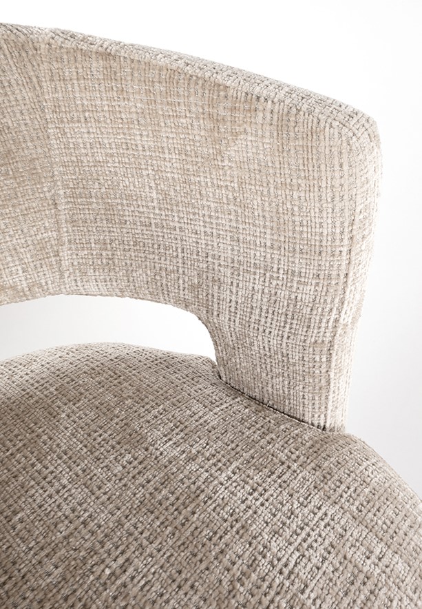 Nahaufnahme des Sting Esszimmerstuhls mit detaillierter Ansicht der Stofftextur von Cremona Cinnamon 18 - MySons