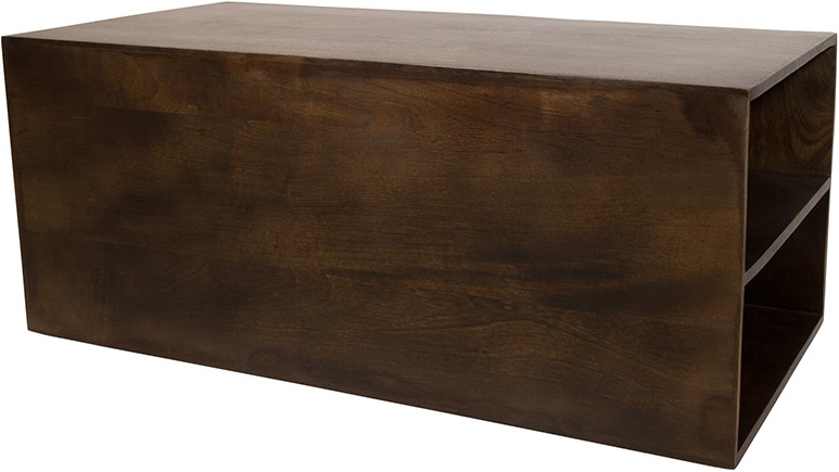 Der Storal Couchtisch, Mango Brown Walnut, steht auf weißem Hintergrund, von der Seite fotografiert - MySons