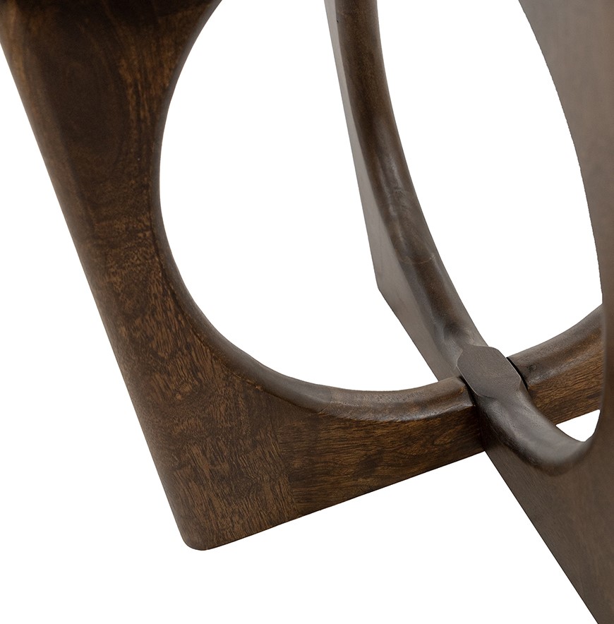 Detail des Couchtischs Zodiac Collection, mit einer Nahaufnahme der braunen Holzbeine und Verbindungen - MySons