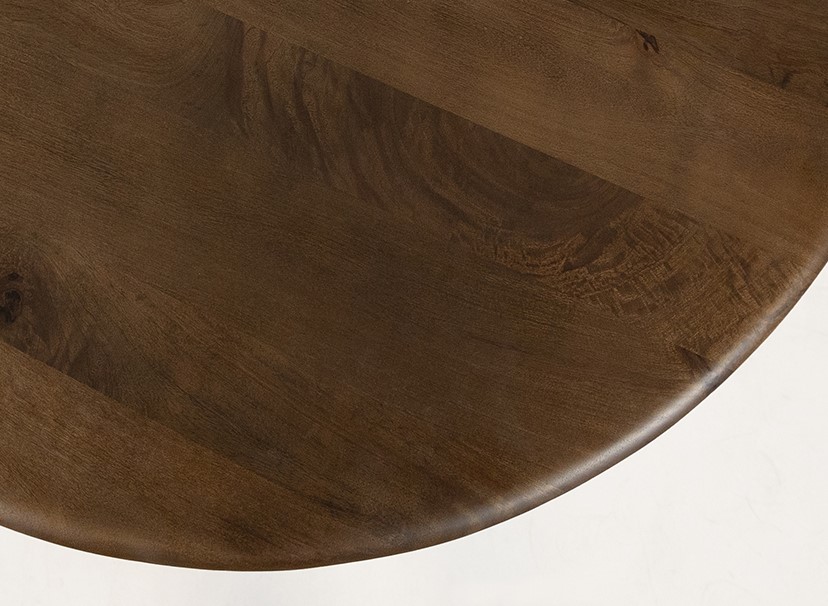 Detailaufnahme der Tischplatte des Esstischs Zodiac Collection, mit brauner Walnussfarbe und Holzmaserung - MySons