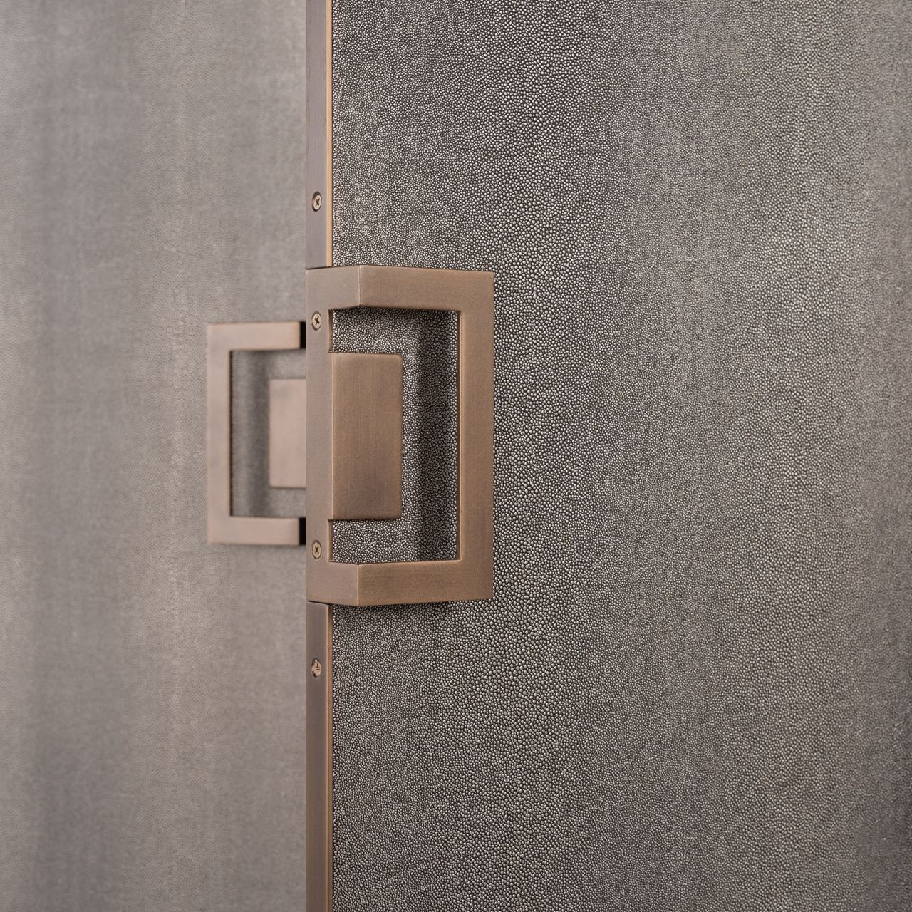 Schrank Bloomville brass shagreen - Richmond Interiors