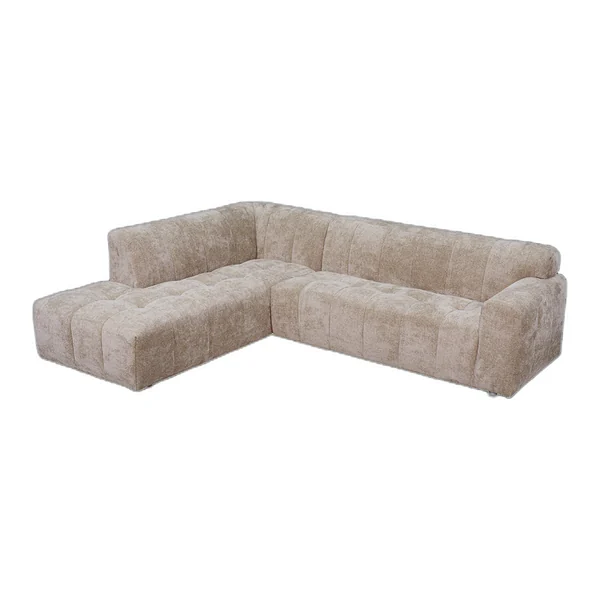 Das Austin 2 5-AR + Ottoman L - Haga 39 cappuccino Ecksofa in einem stimmungsvollen Wohnzimmer mit Pflanzen und Couchtisch - Tower Living - Haga 30 Beige