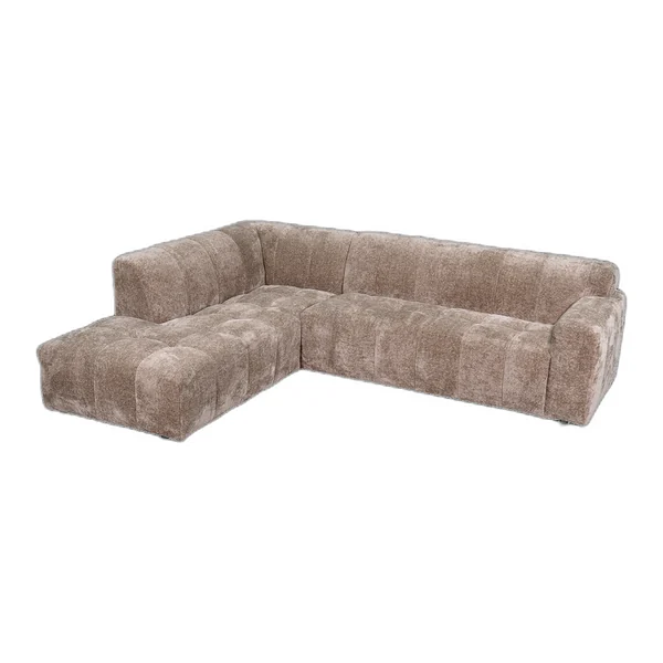 Das Austin 2 5-AR + Ottoman L - Haga 39 cappuccino Ecksofa in einem stimmungsvollen Wohnzimmer mit Pflanzen und Couchtisch - Tower Living - Haga 39 cappuccino