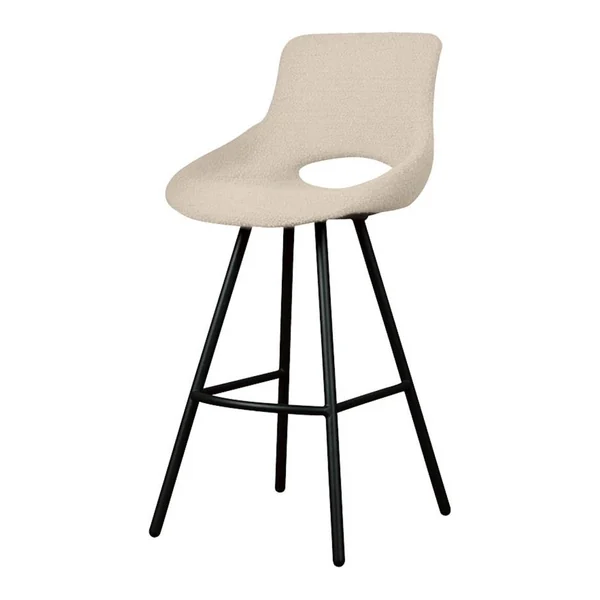 Der Campo Barhocker in hellbraunem Stoff steht in einem modernen Interieur mit Betonwänden und Holzboden - Tower Living - Teddy MJ81 White