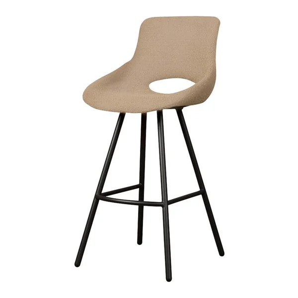Der Campo Barhocker in hellbraunem Stoff steht in einem modernen Interieur mit Betonwänden und Holzboden - Tower Living - Teddy MJ83 Light brown