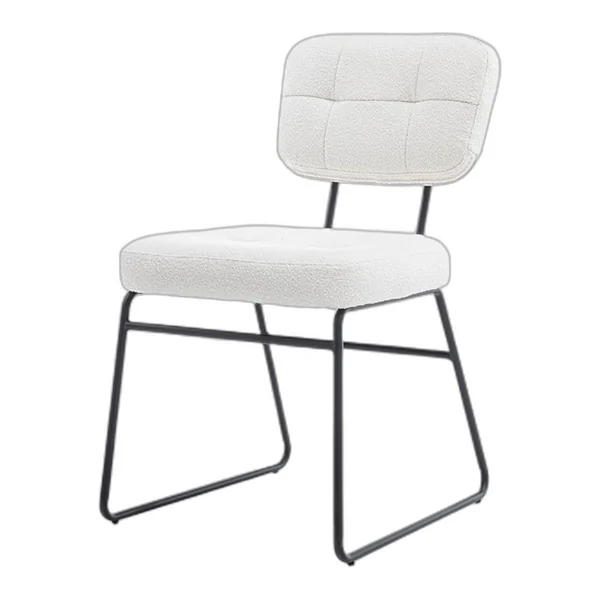 Der Padola Stuhl - Stoff Alpine 11 Grey steht auf einem Jute-Teppich in einem modernen Interieur mit Pflanzen und einem Holzregal - Tower Living - Alpine 1 Natur