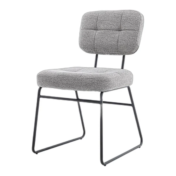 Der Padola Stuhl - Stoff Alpine 11 Grey steht auf einem Jute-Teppich in einem modernen Interieur mit Pflanzen und einem Holzregal - Tower Living - Alpine 11 Grey