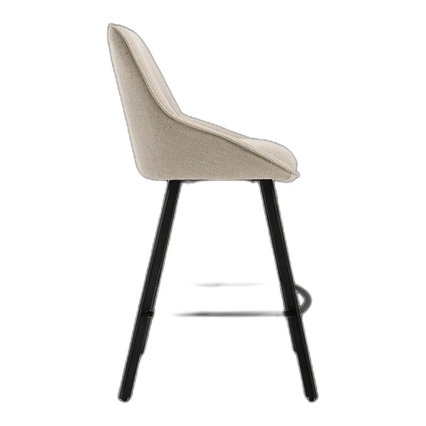 Der Borgo Barhocker - Bjorn 24 beige steht auf einem Jute-Teppich in einem Esszimmer mit Holztisch - Tower Living - Bjorn 24 Beige