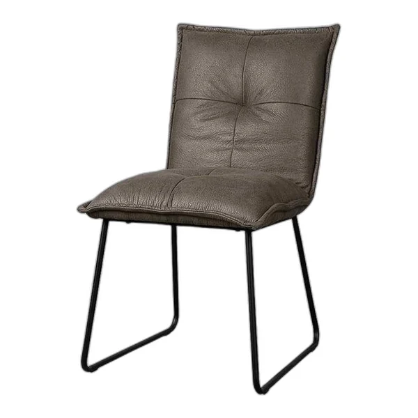 Der Seda Stuhl - Fabric Cherokee 8 cognac in einem modernen Wohnzimmer mit Holzmöbeln und einem Jute-Teppich - Tower Living - Cherokee 1 grey