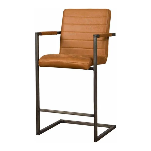 Der Rocca Barhocker - Bull green steht an einer hölzernen Kücheninsel in einer modernen Küche - Tower Living - Bull Cognac