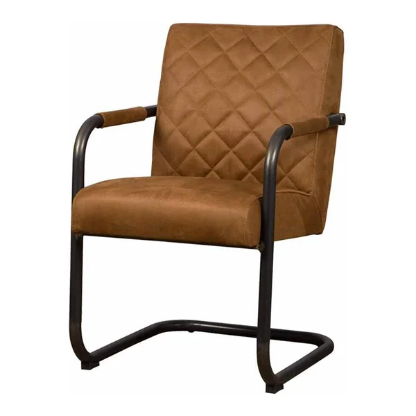 De Civo armstoel in bull green staat op een jute vloerkleed in een industriële woonkamer - Tower Living - Bull cognac