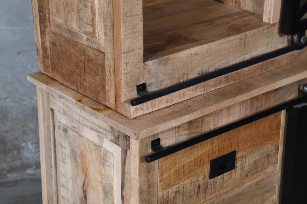 Close-up van de Mason Lotte vitrinekast, met de houten planken en zwarte metalen accenten