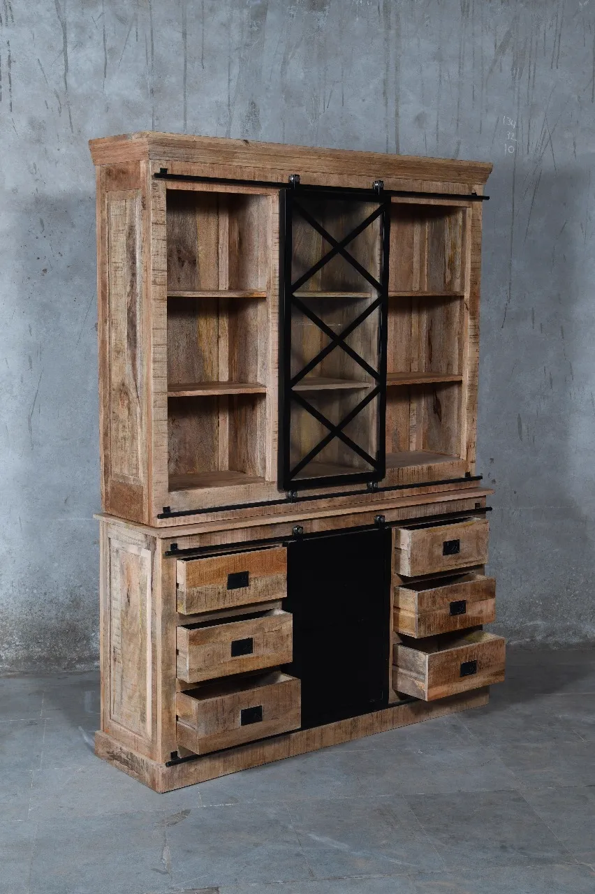 De Mason Lotte vitrinekast 160cm, staand in een studio met een betonnen muur en vloer