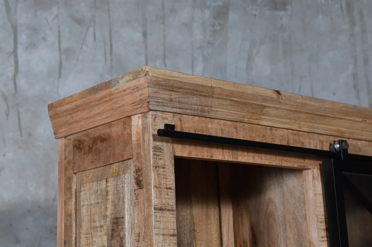 Detailopname van de Mason Lotte vitrinekast 160cm, met de bovenkant en een deel van de schuifdeurrail